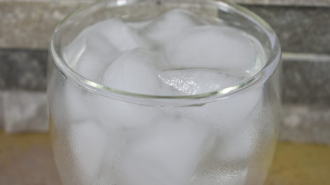 Ein Glas Wasser mit Eiswürfeln - einfach erfrischend! Und gesünder als man sich vorstellen kann...
