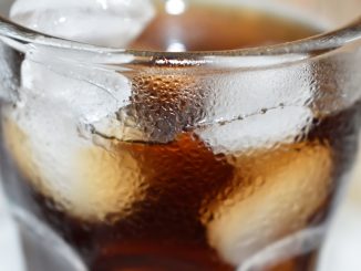 Erfrischender Genuss: Ein Glas Cola mit Eiswürfeln.