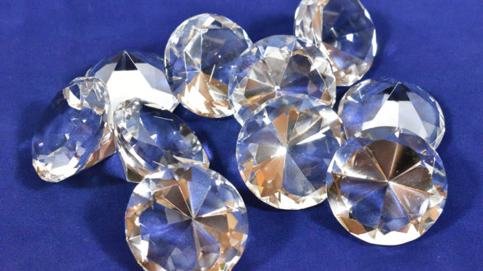 Zu schön um wahr zu sein - diese Diamanten bestehen leider nur aus geschliffenem Glas. Aber sie funkeln trotzdem.
