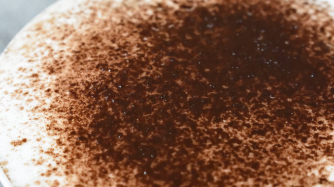 Leckerer kann man Koffein eigentlich gar nicht genießen: Cappuccino mit viel Milchschaum und Kakaopulver!