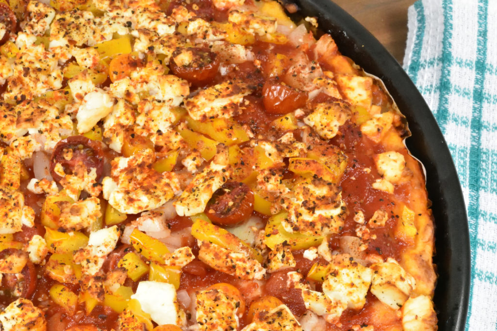 Pizza mit Tomaten und Feta | Kaum ein anderes Gericht bietet so viele Variationen wie Pizza! Und immer mit von der Partie: Tomaten - ein absoluten Muss für den Belag!