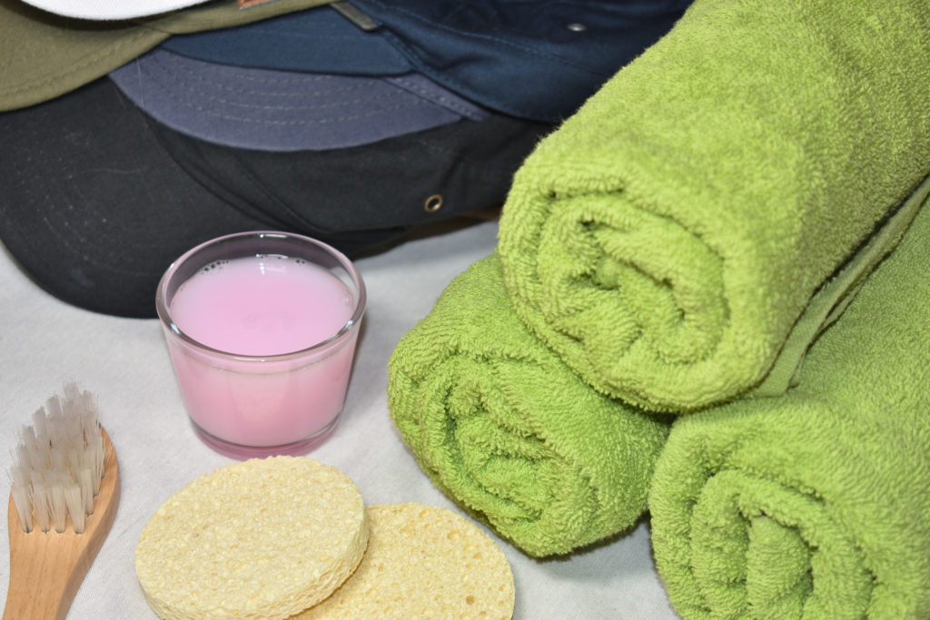Utensilien zur Reinigung von Schirmmützen | Eine saubere Sache: Feinwaschmittel (am besten flüssig), Handtücher, Schwämme und eine kleine Bürste (Zahnbürste tut's auch).