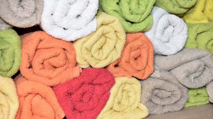 Hygienisch einwandfreie Handtücher sind wichtiger Teil einer guten Körperhygiene. Dreckspatz oder Saubermann - so entscheidet sich, wie lange dieser Berg an Handtüchern reicht... ;-)