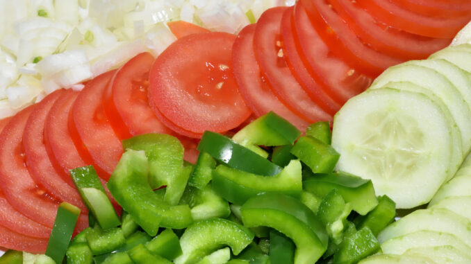 Wenn es um eine gesunde und kalorienbewusste Ernährung geht, sollte frisches Obst und Gemüse auf keinem Teller fehlen. Aber es gibt ein paar Lebensmittel, die das Abnehmen noch leichter machen. Wir verraten, welche!
