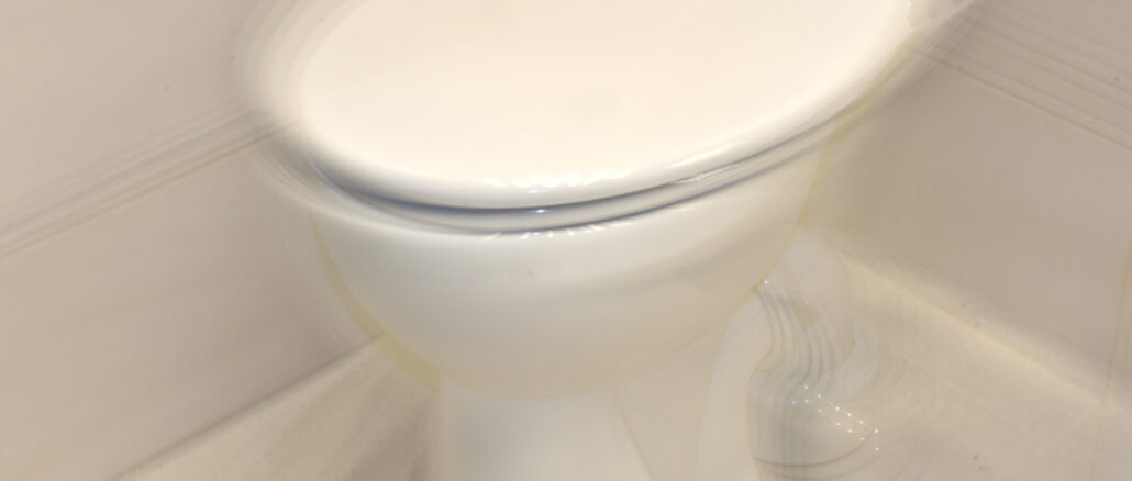 Toiletten müssen sauber sein - außen wie innen. Doch Kalk und Urinstein lassen selbst die teuerste Sanitärkeramik alt und schmutzig aussehen. Mit den richtigen Hausmitteln sind selbst festsitzende Verkrustungen kein Problem.