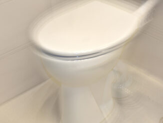 Toiletten müssen sauber sein - außen wie innen. Doch Kalk und Urinstein lassen selbst die teuerste Sanitärkeramik alt und schmutzig aussehen. Mit den richtigen Hausmitteln sind selbst festsitzende Verkrustungen kein Problem.