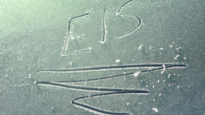 Im Winter sind zugefrorene Autoscheiben nicht nur für viele Laternenparker ein großes Problem. Wir erklären, wie Sie mit wenig Aufwand Ihre Autoscheiben wieder frei von Eis und Schnee bekommen.