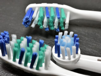 Haben Sie verbrauchte Zahnbürsten bislang auch einfach in die Mülltonne geworfen? Was für eine Verschwendung - man kann damit noch jede Menge anstellen!